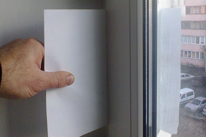 Проверка герметичности окна с помощью бумаги